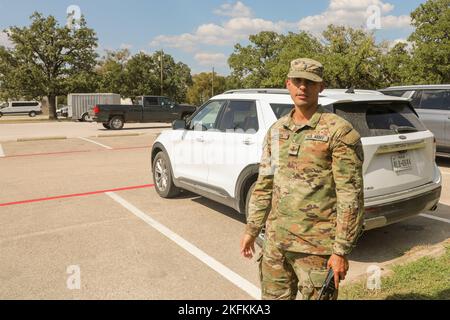 Elvis Garcia, ufficiale in carica della cellula bianca dell'esercito degli Stati Uniti 1st, tiene un walkie-talkie mentre si prepara a sostenere Soldier's nelle loro missioni di trasporto. Le radio ricetrasmittenti possono fornire sicurezza e protezione in diversi ambienti di lavoro. Foto Stock