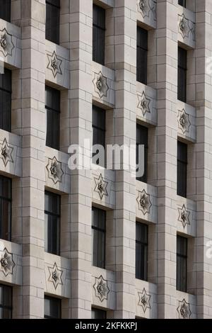 LONDRA, Regno Unito - 29 OTTOBRE 2022: Decorazione ornata sulla facciata anteriore della casa di Adelaide su King William Street presso il London Bridge Foto Stock