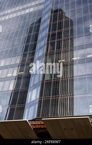 LONDRA, Regno Unito - 29 OTTOBRE 2022: Immagine dell'edificio della Torre 42 riflessa nelle finestre dell'edificio del 22 Bishopsgate Foto Stock