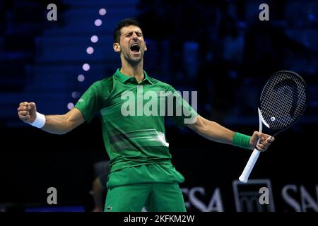 (221119) -- TORINO, 19 novembre 2022 (Xinhua) -- Novak Djokovic di Serbia festeggia dopo una partita di gruppo delle finali ATP contro Daniil Medvedev di Russia a Torino, Italia, 18 novembre 2022. (Str/Xinhua) Foto Stock