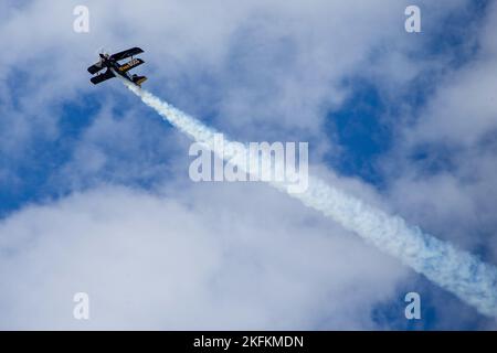 Jon Melby, pilotando il suo biplano muscolare S-1B Pitts, esegue aerobica durante il Marine Corps Air Station Miramar Air Show 2022 al MCAS Miramar, San Diego, California, 24 settembre 2022. Melby si esibisce in occasione di spettacoli aerei dal 2001. Il tema del MCAS Miramar Air Show 2022, “Marines Fight, evolve and Win”, riflette gli sforzi di modernizzazione in corso del corpo Marino per prepararsi ai conflitti futuri. Foto Stock