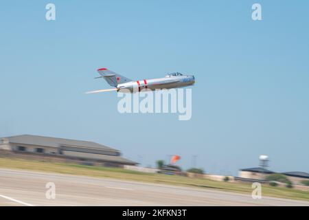Randy Ball, pilota MIG-17F, dimostra le capacità di volo dell'aereo volando ad alta velocità a bassa quota il 24 settembre 2022, al Frontiers in Flight Airshow e all'Open House, McConnell Air Force base, Kan. Il team McConnell ha ospitato The Frontiers in Flight Airshow e Open House come un modo per restituire ai suoi vicini nell'area circostante. Fronteggiers in Flight,Team McConnell,airshow, Foto Stock