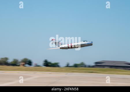 Randy Ball, pilota MIG-17F, dimostra le capacità dell'aereo volando ad alta velocità a basse altitudini durante il Frontiers in Flight Airshow 24 settembre 2022, presso la McConnell Air Force base, Kan. Il team McConnell ha ospitato lo spettacolo aereo come un modo per restituire ai suoi vicini nell'area circostante. Fronteggiers in Flight,Team McConnell,airshow, Foto Stock