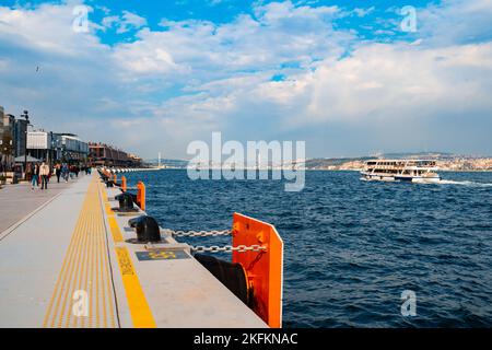 ISTANBUL, TURCHIA - 12 APRILE 2022: Vista sull'area del porto di Galatport, porto delle navi da crociera di Istanbul Foto Stock