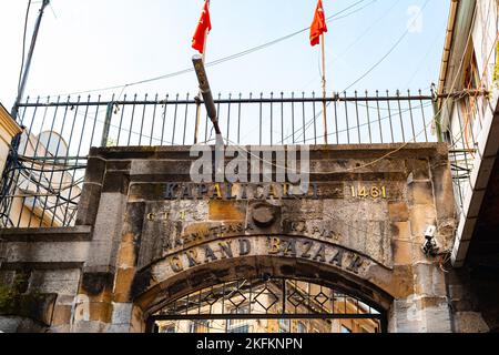 ISTANBUL, TURCHIA - 1 APRILE 2022: La facciata dell'ingresso al mercato del Grand Bazaar a Istanbul Foto Stock
