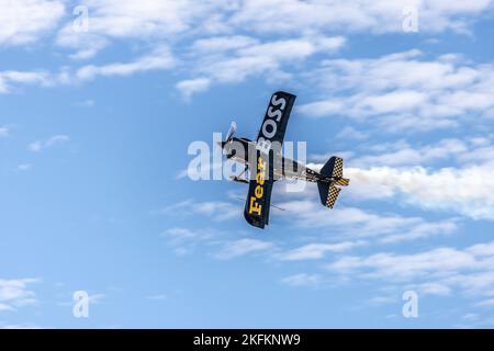 Jon Melby, pilotando il suo biplano muscolare S-1B Pitts, esegue aerobica durante il Marine Corps Air Station Miramar Air Show 2022 al MCAS Miramar, San Diego, California, 24 settembre 2022. Melby si esibisce in occasione di spettacoli aerei dal 2001. Il tema del MCAS Miramar Air Show 2022, “Marines Fight, evolve and Win”, riflette gli sforzi di modernizzazione in corso del corpo Marino per prepararsi ai conflitti futuri. Foto Stock