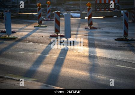 19 novembre 2022, Amburgo: I segnalatori luminosi a barriera si trovano alla luce del sole su una strada. L'autostrada 7 è completamente chiusa questo fine settimana tra Heimfeld e Volkspark a causa dei lavori di demolizione dei ponti. Foto: Jonas Walzberg/dpa Foto Stock