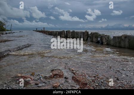 pila in una fila di tronchi di jetty sul mare Foto Stock