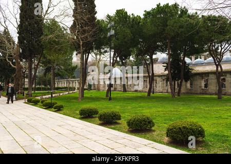 ISTANBUL, TURCHIA - 1 APRILE 2022: Recinzione in pietra vicino alla moschea Sultanahmet a Istanbul Foto Stock