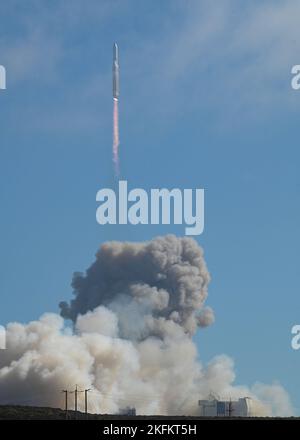 A Delta IV Heavy Rocket, NROL-91, lancia alle 3:25, PDT, da Space Launch Complex-6 su Vandenberg Space Force base, Calif., 24 settembre 2022. Si tratta dell'ultimo Delta IV Heavy lanciato sulla costa occidentale. Foto Stock