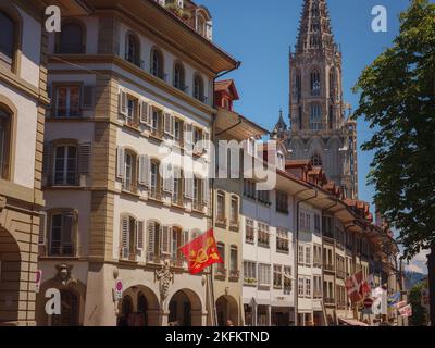 BERNA SVIZZERA, 7 LUGLIO 2022: Edifici storici nel centro di Berna una città vecchia e ben conservata in Europa. Passeggiata attraverso il centro della città, facciate di edifici residenziali Foto Stock