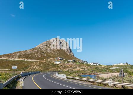 Rooiels, Sud Africa - 20 settembre 2022: Una vista di Rooiels sulla strada R44 sulla Costa Sud del Capo Occidentale. Le case sono visibili Foto Stock