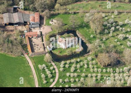 Lower Brockhampton House, fine 14th ° secolo casa con sala aperta, cappella e una casa di guardia del tardo 15th ° secolo attraverso un fossato, Contea di Herefordshire, 2019. Foto Stock