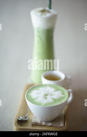 tè verde giapponese con latte e latte bollente ghiacciato Foto Stock