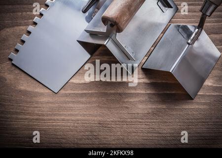 superfici angolari e spatola in acciaio. Foto Stock