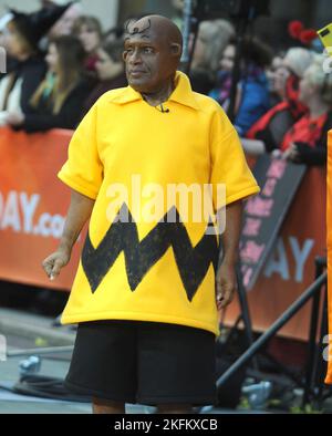 NEW YORK, NY - 30 ottobre: Meredith Vieira, Willie Geist, Carson Daly, Natalie Morales, Tamron Hall, al Roker e Savannah Guthrie frequentare NBC's "Oggi": Costume Spooktacular Party al Rockefeller Plaza on Ottobre 30, 2015 a New York City. Persone: Al Roker Foto Stock