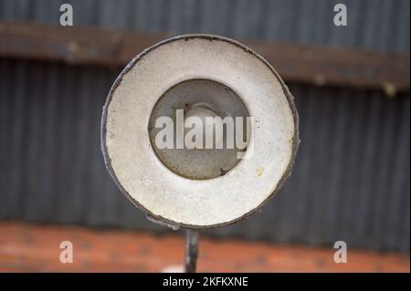Vista dal basso di una lanterna con lampadina su un vecchio o antico edificio Foto Stock