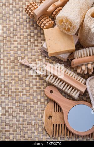 grande set di accessori da bagno classici su sfondo in vimini Foto Stock