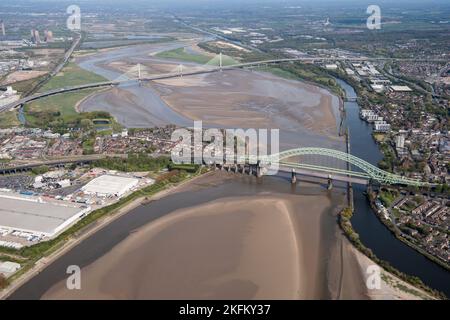 Ponti stradali e ferroviari sul fiume Mersey e sul canale delle navi di Manchester a Runcorn Gap, Halton, 2021. Foto Stock