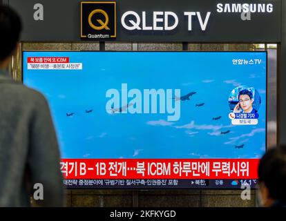 Uno schermo TV mostra un'immagine del file della perforazione congiunta di Stati Uniti e Corea del Sud durante un programma di notizie presso la stazione ferroviaria di Yongsan a Seoul. Il leader nordcoreano Kim Jong-un ha dichiarato una risposta nucleare risoluta alle minacce da parte degli Stati Uniti durante un'ispezione in loco del lancio di un missile balistico intercontinentale Hwasong-17 (ICBM) all'inizio di questa settimana, i media di stato di Pyongyang hanno dichiarato il 19 novembre. Il missile, lanciato dall'aeroporto internazionale di Pyongyang, Volò per 999,2 chilometri per 4.135 secondi ad un apogeo di 6.040,9km e sbarcò nelle acque internazionali del Mare Orientale, secondo Foto Stock