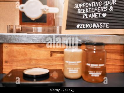 Miele, vasetti e piccole imprese al dettaglio o vendita al dettaglio, supermercato e vasetti di miele al banco. Prodotto biologico grezzo, cibo sano e nutrizione Foto Stock