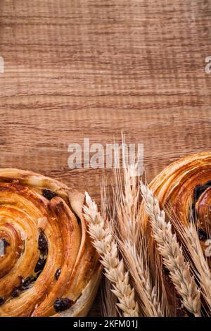 Mazzo di panetteria di uva passa spighe di grano su tavola di legno di oaken cibo e bevande concetto Foto Stock