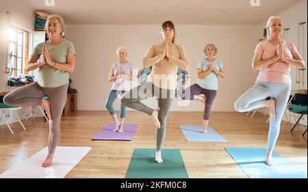 Equilibrio yoga, classe e donne anziane che fanno esercizio di respirazione benessere, studio di allenamento o pilates fitness. Lezione di assistenza sanitaria agli anziani, pensione Foto Stock