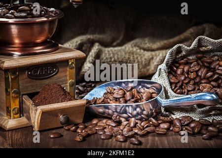 composizione del caffè sacchi e tritatutto con i chicchi Foto Stock