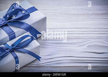 Collezione di scatole regalo su tavola in legno concetto di vacanze. Foto Stock