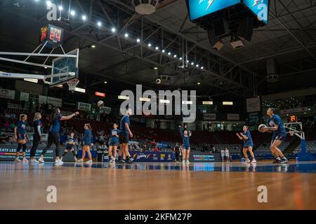 Adelaide, South Australia, novembre 19th 2022: I giocatori di Adelaide Lightning si scaldano davanti al gioco Cygnett WNBL tra Adelaide Lightning e Sydney Flames all'Adelaide 36ers Arena di Adelaide, Australia. (Lama NOE/SPP) Foto Stock