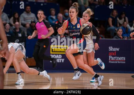 Adelaide, South Australia, 19th 2022 novembre: Lauren Mansfield (33 Adelaide Lightning) sibila la palla durante il gioco Cygnett WNBL tra Adelaide Lightning e Sydney Flames all'Adelaide 36ers Arena di Adelaide, Australia. (Lama NOE/SPP) Foto Stock