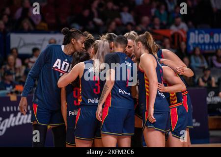 Adelaide, South Australia, novembre 19th 2022: I giocatori di Adelaide Lightning si accoccolano durante la partita di Cygnett WNBL tra Adelaide Lightning e Sydney Flames all'Adelaide 36ers Arena di Adelaide, Australia. (Lama NOE/SPP) Foto Stock