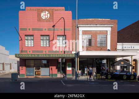 Un'immagine di prima mattina del 2018 dell'Ufficio dei Solicitors di Longman Hill, in Orange, nel nuovo Galles del Sud Australia, ha influenzato l'Art Deco e un bar accanto Foto Stock