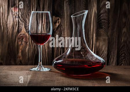 Aeratore per vino con bottiglia e bicchieri su fondo di legno Foto stock -  Alamy