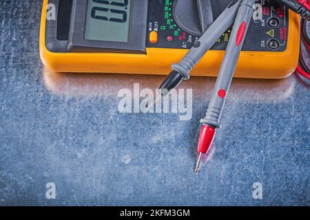 Puntali per tester elettrici digitali su sfondo metallico. Foto Stock