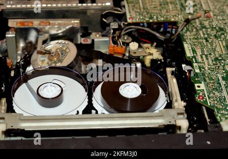 Cairo, Egitto, ottobre 19 2022: Focalizzazione selettiva dell'interno di un vecchio videoregistratore e lettore VHS obsoleto con la sua elettronica e testa magnetica Foto Stock