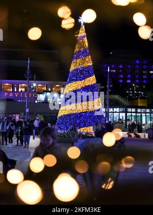 Bournemouth, Regno Unito. 18th novembre 2022. Il Wonderland dell'albero di Natale ritorna a Bournemouth, Dorset. Il famoso sentiero delle feste si estende dal lungomare attraverso i giardini fino al centro della città. Credit: Richard Crease/Alamy Live News Foto Stock