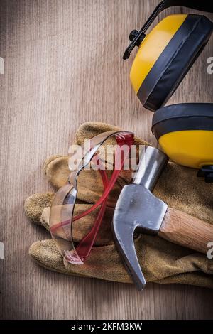 Cuffie protettive in pelle martello da artiglio guanti protettivi e occhiali protettivi. Foto Stock