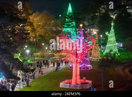 Bournemouth, Regno Unito. 18th novembre 2022. Il Wonderland dell'albero di Natale ritorna a Bournemouth, Dorset. Il famoso sentiero delle feste si estende dal lungomare attraverso i giardini fino al centro della città. Credit: Richard Crease/Alamy Live News Foto Stock