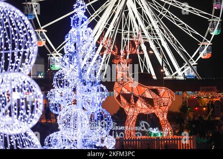 Bournemouth, Regno Unito. 18th novembre 2022. Il Wonderland dell'albero di Natale ritorna a Bournemouth, Dorset. Il famoso sentiero delle feste si estende dal lungomare attraverso i giardini fino al centro della città. Credit: Richard Crease/Alamy Live News Foto Stock