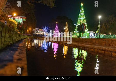 Bournemouth, Regno Unito. 18th novembre 2022. Il Wonderland dell'albero di Natale ritorna a Bournemouth, Dorset. Il famoso sentiero delle feste si estende dal lungomare attraverso i giardini fino al centro della città. Credit: Richard Crease/Alamy Live News Foto Stock