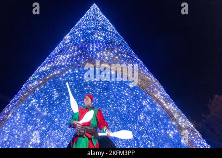 Bournemouth, Regno Unito. 18th novembre 2022. Il Wonderland dell'albero di Natale ritorna a Bournemouth, Dorset. Il famoso sentiero delle feste si estende dal lungomare attraverso i giardini fino al centro della città. Credit: Richard Crease/Alamy Live News Foto Stock