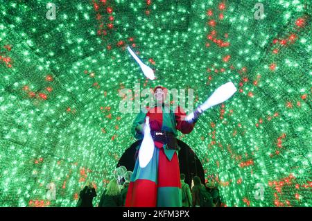 Bournemouth, Regno Unito. 18th novembre 2022. Il Wonderland dell'albero di Natale ritorna a Bournemouth, Dorset. Il famoso sentiero delle feste si estende dal lungomare attraverso i giardini fino al centro della città. Credit: Richard Crease/Alamy Live News Foto Stock