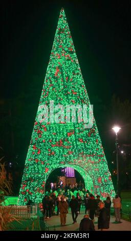 Bournemouth, Regno Unito. 18th novembre 2022. Il Wonderland dell'albero di Natale ritorna a Bournemouth, Dorset. Il famoso sentiero delle feste si estende dal lungomare attraverso i giardini fino al centro della città. Credit: Richard Crease/Alamy Live News Foto Stock