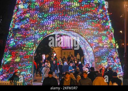 Bournemouth, Regno Unito. 18th novembre 2022. Il Wonderland dell'albero di Natale ritorna a Bournemouth, Dorset. Il famoso sentiero delle feste si estende dal lungomare attraverso i giardini fino al centro della città. Credit: Richard Crease/Alamy Live News Foto Stock