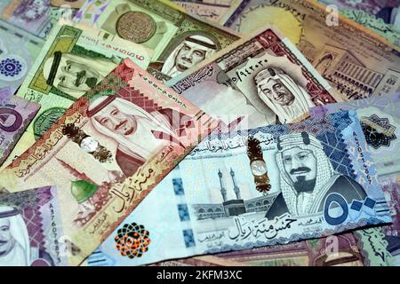 Arabia Saudita riyals la raccolta di banconote in denaro di diversi tempi e valori è caratterizzata da ritratti di al Saud re dell'Arabia Saudita, focus selettivo di SA Foto Stock
