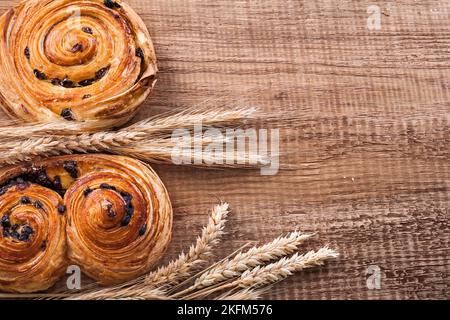 Ciambelle di grano dorato al forno con uva passa su tavola di legno di legno di legno di legno di okaked cibo e bevande concetto Foto Stock