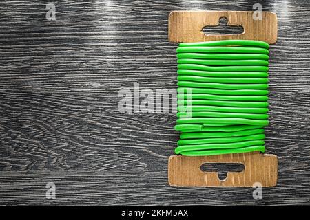 Filo da giardino verde su asse di legno. Foto Stock