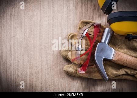 Cuffie martello da carpentiere guanti di sicurezza in pelle e occhiali di protezione. Foto Stock