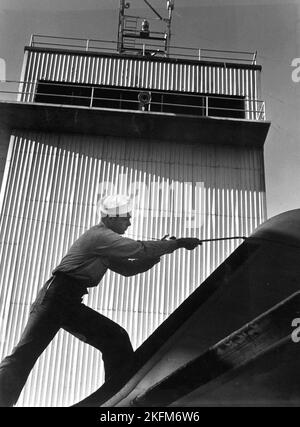 Charles Fenno Jacobs - Sailor regola l'aereo di fronte alla torre di controllo a NATC, Corpus Christi, Texas, USA - Novembre 1942. Foto Stock